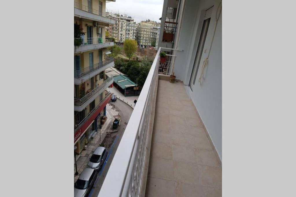 Quiet, Fully Refurbished Apartment In Thessaloniki Exterior photo